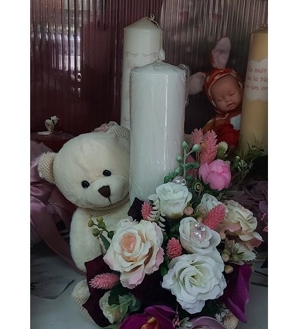 Vela decorada con flores para bautizo