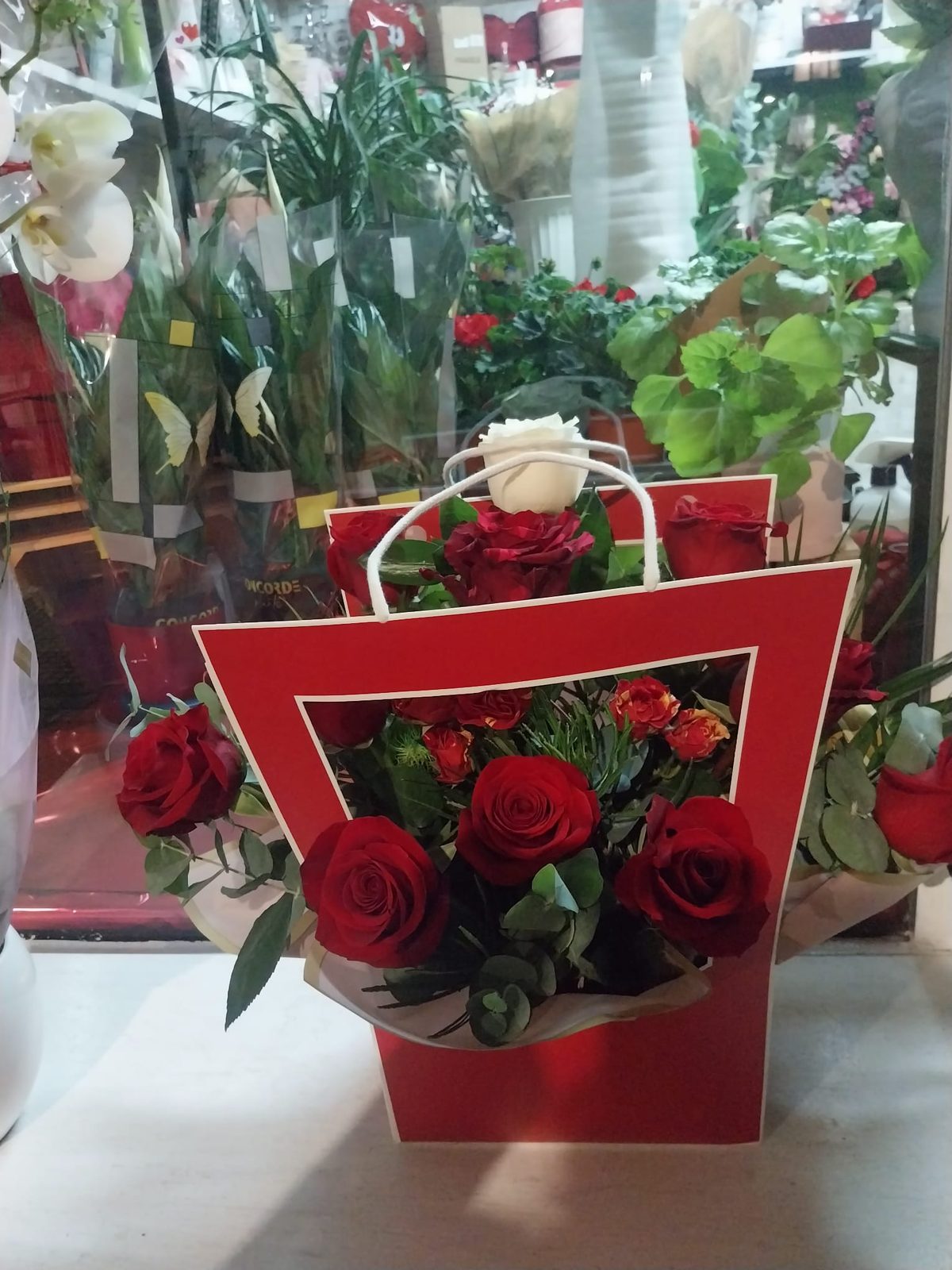 Bolsa de regalo con rosas rojas