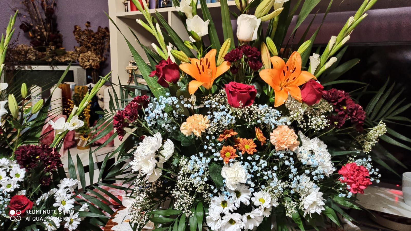 Centro floral colorido con gladiolos