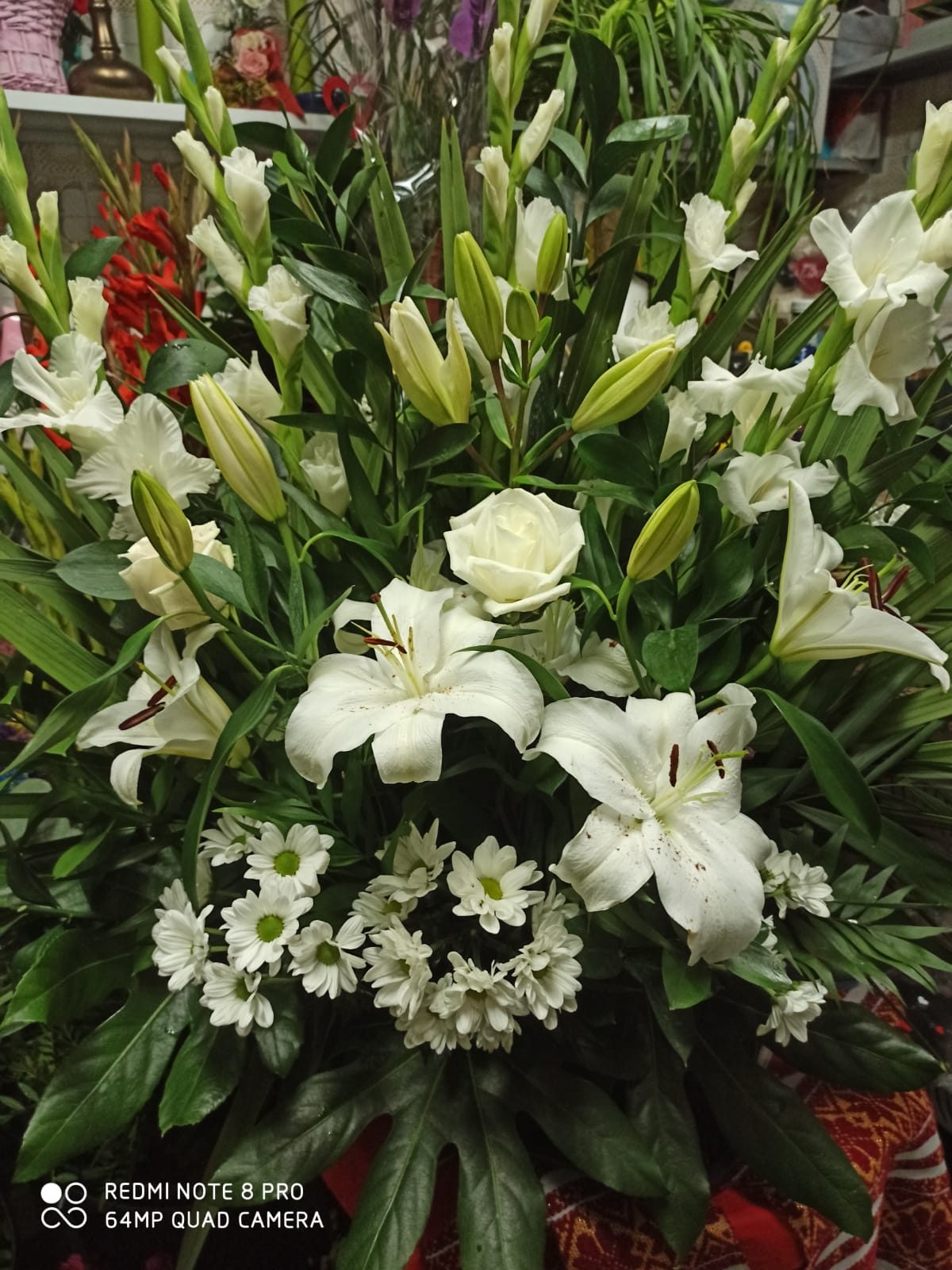 Escaparate de Floristería Elena con lirios y gladiolos blancos