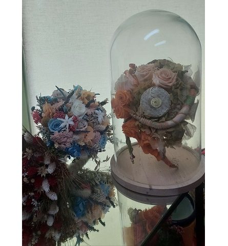 Ramo de novia de flor preservada bajo cúpula de cristal