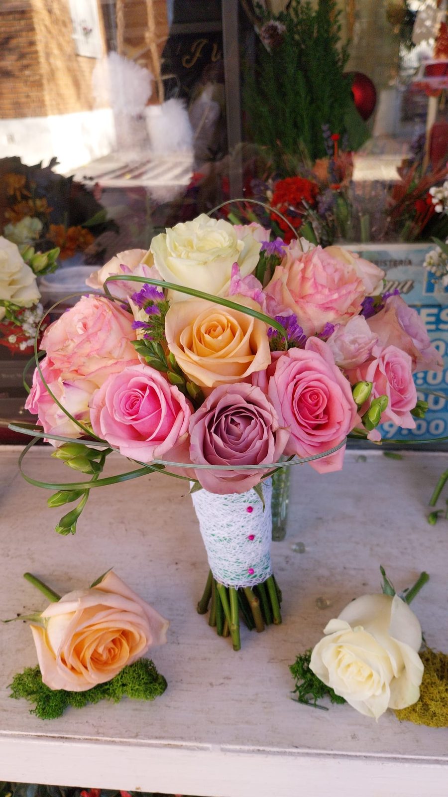 Ramo de novia en tonos pastel con boutonnieres