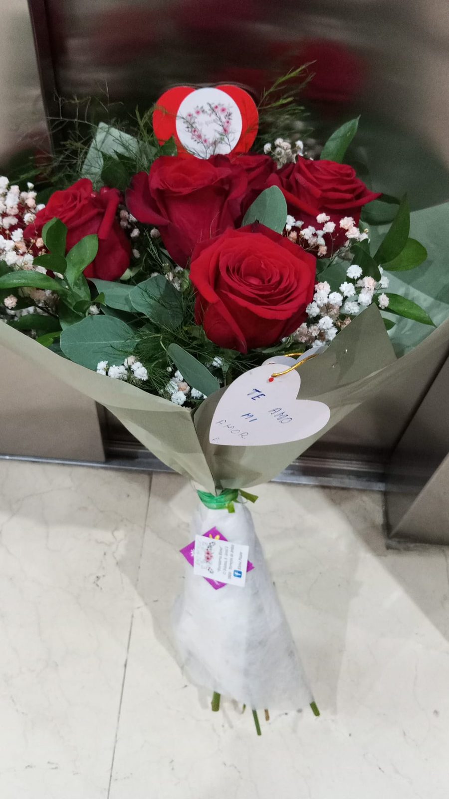 Ramo de rosas rojas con detalle de corazón
