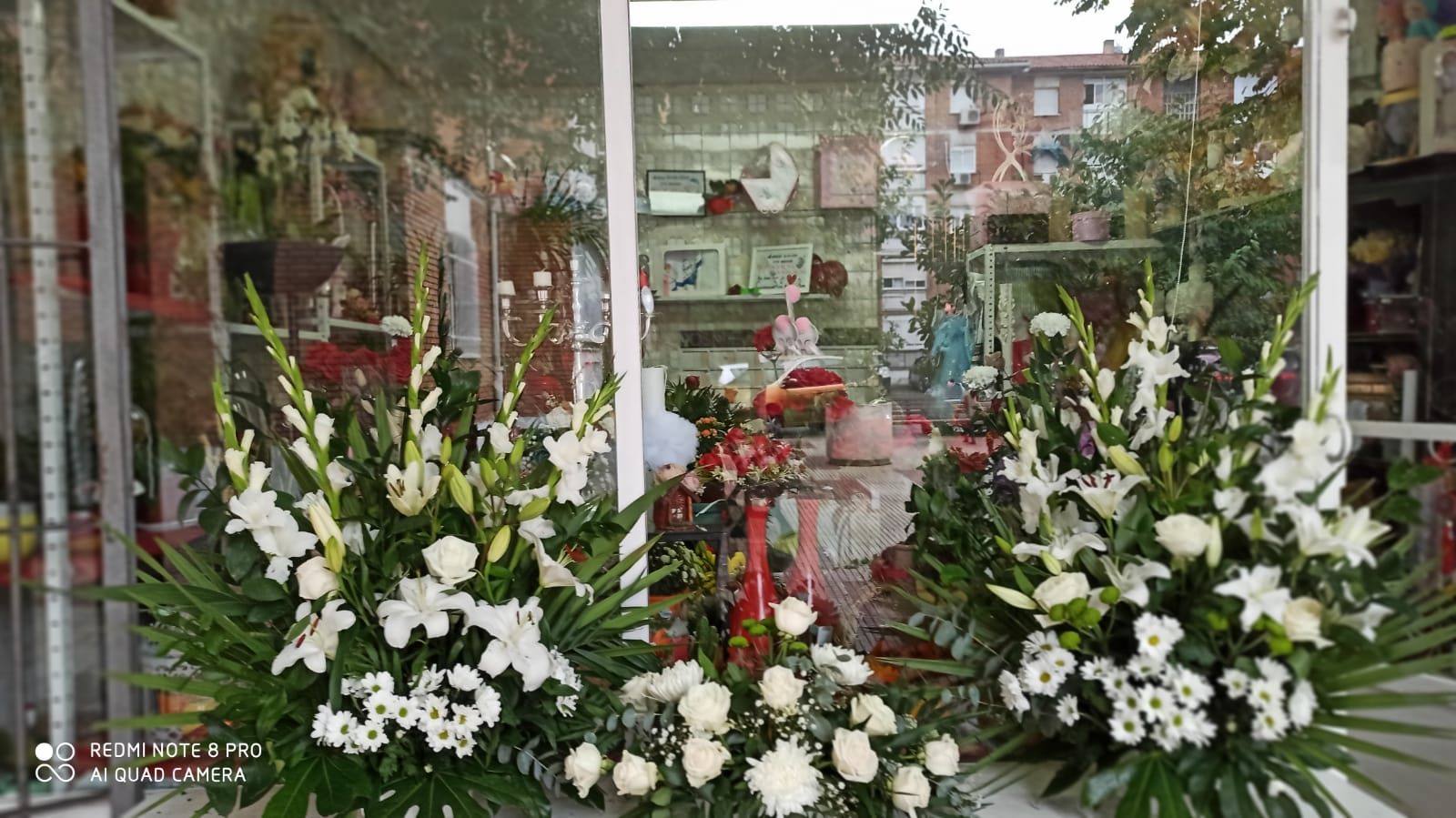 Ramo de rosas rojas y rosas con tarjeta