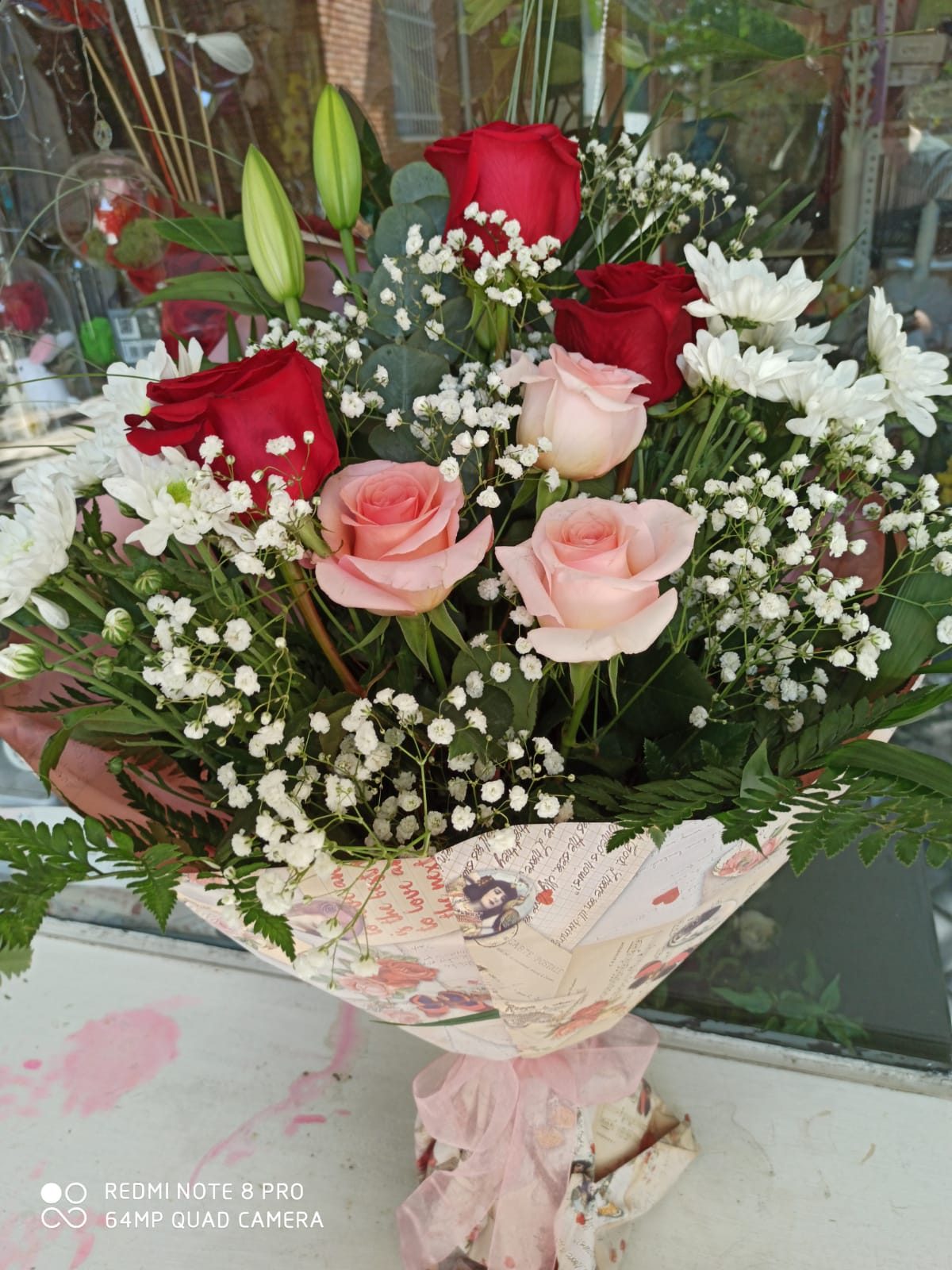 Ramo de rosas envuelto en papel estilo vintage